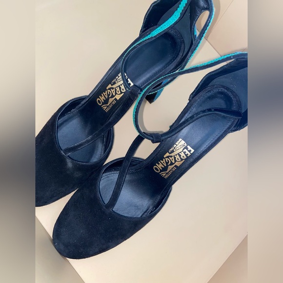 Beautiful color block Salvatore Ferragamo chunky t-strap heel. - Picture 4 of 10